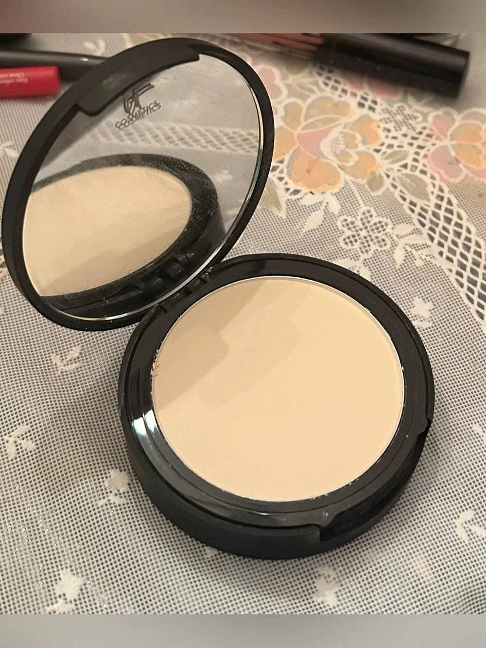 IT Cosmetics Bye Bye Pores Pressed Powder